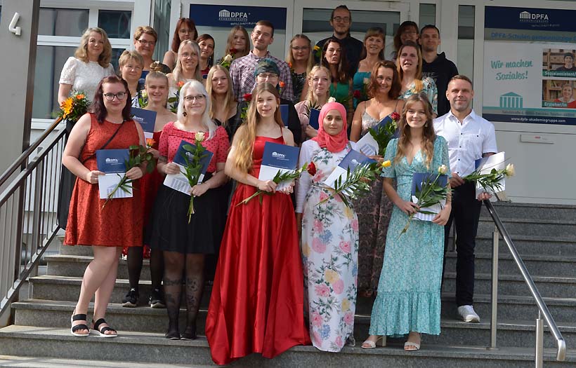 Klassenfoto der Absolventinnen und Absolventen der Erzieherausbildung der DPFA Zwickau.