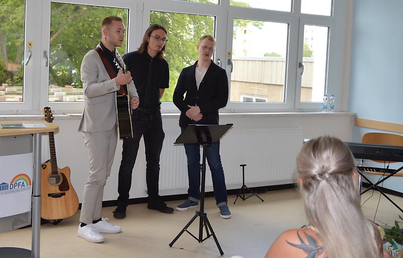 Erzieherschüler aus dem nachfolgendem Jahrgang sorgten für den musikalsichen Rahmen der Abschlusszeremonie für die Erzieherausbildung der DPFA Zwickau.